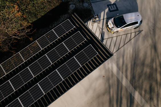 Parkplatz mit Photovoltaik und E-Ladestation in Passail. Parkplatz mit Photovoltaik und E-Ladestation in Passail.