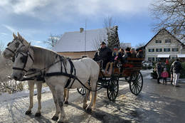 Horse-drawn carriage ride at the Moarhofhechtl Advent market