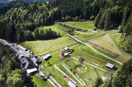 Übersichtsfoto vom Geländer der Sommerrodelbahn in Koglhof