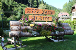 Bunt geschmücktes Holz in Arzberg