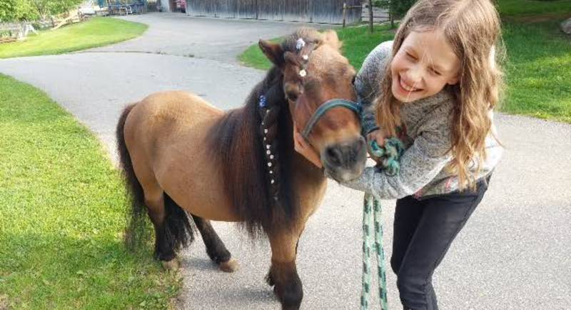 Biobauernhof Eibisberger Mädchen mit Pony