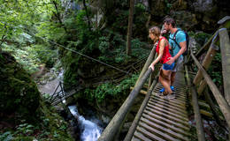 Wasserfall und Holzstege bei der Kesselfallklamm