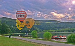 Hot air ballon across the Stubenbergsee