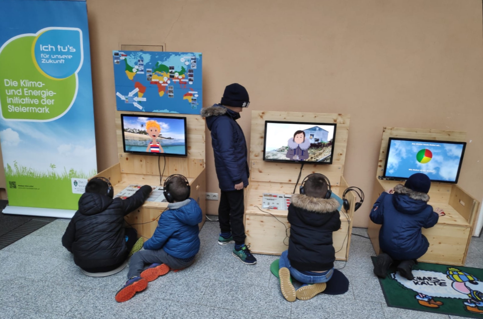 Kinder vor dem Lerncomputer
