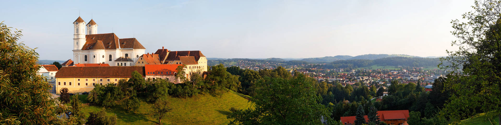 Panoramabild von Weiz und der Basilika am Weizberg
